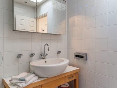 4a Brookstone - Bedroom 1 EnSuite (2 of 3)