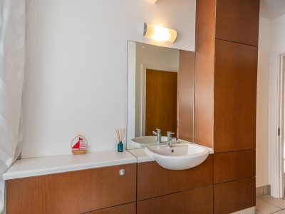 71 The Lighthouse - Bathroom (4 of 5) - Photo - Ben Ryan